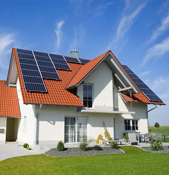 panele słoneczne na domu jednorodzinnym