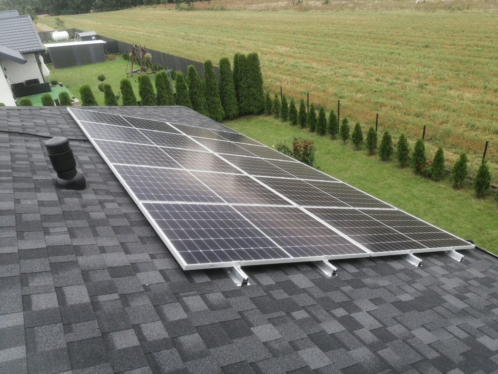 panele solarne na dachu domu jednorodzinnego