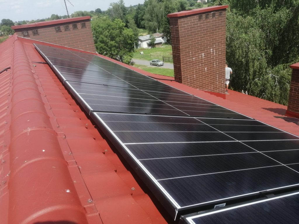 instalacja paneli solarnych na dachu