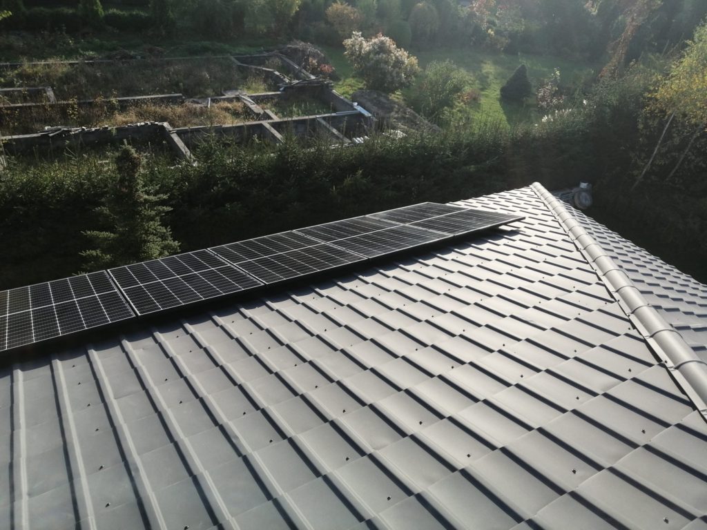 panele solarne na dachu